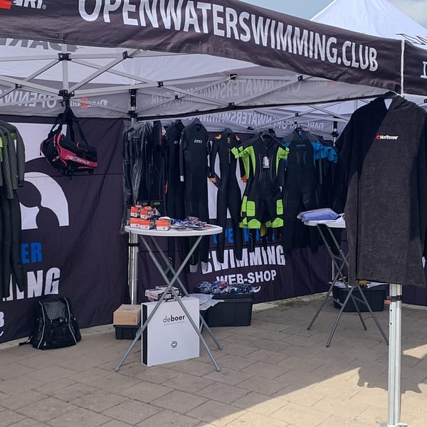 Wetsuits pas en test sessie openwaterswimmingshop