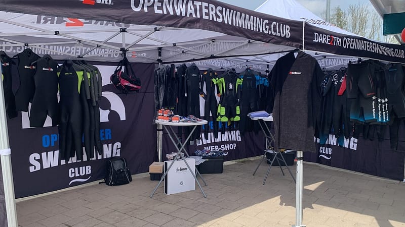 Wetsuits pas en test sessie openwaterswimmingshop